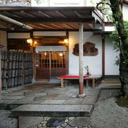 格式を感じさせる店構えながら、子ども連れでも気軽に入れるのが魅力。京都市動物園のすぐ近くにあり、週末はファミリーで賑わいます。子ども向けのメニューや子ども用の椅子も用意しています。