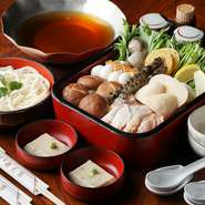 蛤や活海老などの新鮮な魚介類や京野菜、かまぼこ、湯葉など様々な具材が入った『権太呂なべ』が名物。素材の旨みが凝縮した上品なだしが味わい深く、体の中からほっこりと温まります。