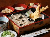 滋味豊かな炊き込みご飯や胡麻豆腐が付いた『天ざる御膳』