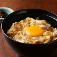 そば屋ならではのだしで炊き上げた柔らかい鶏肉に、ふわふわトロトロの半熟卵が絡んでたまらない美味しさ。だしが染みた熱々のご飯と、口の中で絶妙のハーモニーを奏でます。