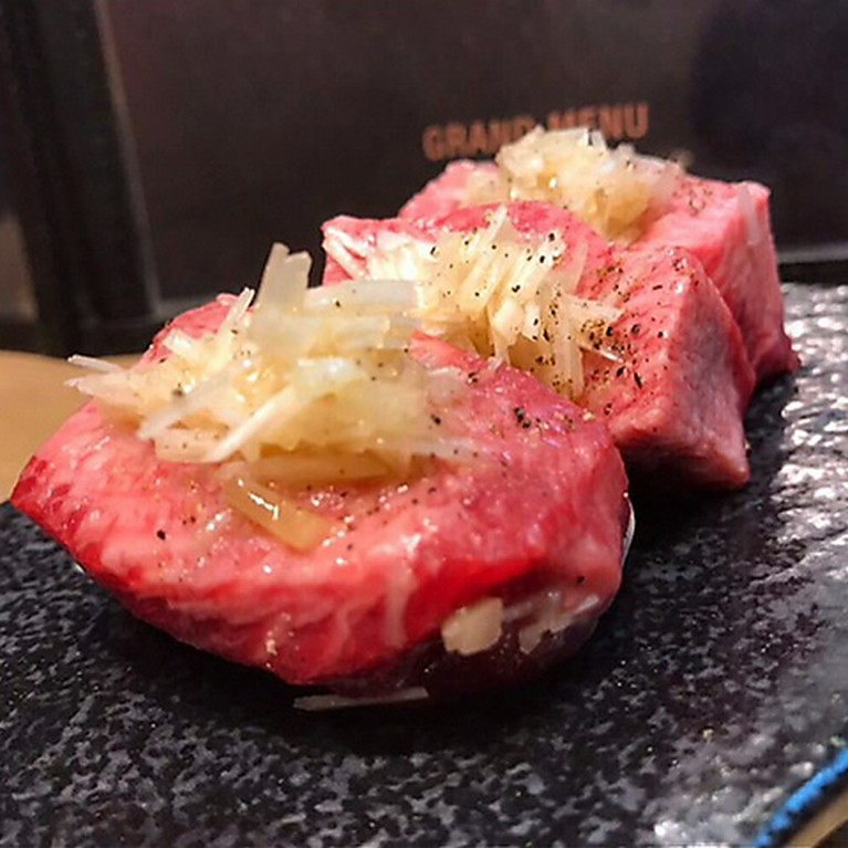 カウンターに二人並んで、絶品串と語らいのひとときを