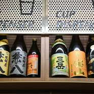 ずらりと並んだ各種焼酎は必見です。本格焼酎と合わせてチェックしたいのが、大きくカットされた生のフルーツがたっぷり入った『果実たっぷりフルーツチューハイ』。焼酎のみお代わりの『追チュー』もあります。