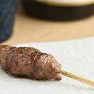 松阪牛を100％使った贅沢なつくねです。つなぎは一切使われていません。塩、コショウのみを加えてしっかり練り込むことで、ふわふわの柔らかさに。香ばしさとジューシーな旨味がたまらない一本です。