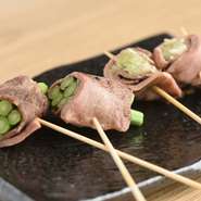 季節の野菜を国産和牛の牛たんで巻いた人気の串。写真の白ねぎ、にんにくの芽のほかに、えのき、なす、トマト、チーズなど季節によって変わります。ポン酢で食べるとあっさりした美味しさが際立つ逸品。