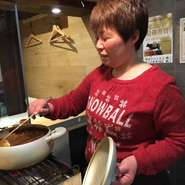 お客様に美味しいと言っていただけるよう、一つ一つ丁寧に仕事をしているという木村氏。手をかけ、心を込めてこだわりの串を焼いているといいます。カウンターの奥から、今日も明るく楽しいムードを発信！