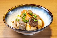 博多の郷土料理。筑前煮とはまた違う九州の甘めの醤油を使ったがめ煮は絶品。がめこんだ(方言で、混ぜ込んだの意)の意味もあります。実は店主の祖母のレシピを引き継いでます。