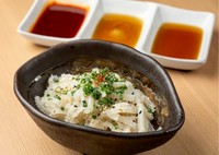 黒せんまいを手作業で手間暇かけて皮を剥いた白せんまい。臭みも無く絶品！せんまいがお苦手な方もお召上がれます。当店はポン酢、ごま油、特製の辛ダレをご準備しております。