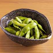 お酒との相性がバツグンな枝豆。黒豆はまた一段と風味が違います。