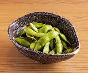 お酒との相性がバツグンな枝豆。
黒豆はまた一段と風味が違います。