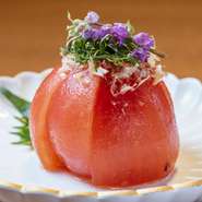 女性に人気の一品！トマトを丸ごと一つ使用。自家製の和風だしに12時間漬け込んで完成です。