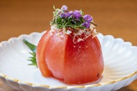 女性に人気の一品!トマトを丸ごと一つ使用。自家製の和風だしに12時間漬け込んで完成です。