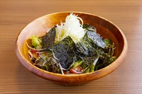 自家製の韓国風ドレッシング（胡麻油、塩）が大変好評です。