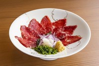 熊本出身の総料理長が厳選した熊本直送の馬刺しです！
上質な味をぜひご堪能下さい。