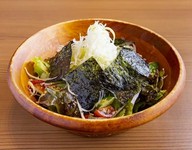 自家製の韓国風ドレッシング（胡麻油、塩）が大変好評です。