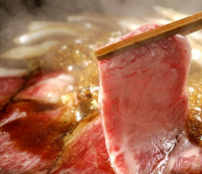 厳選された国産牛を秘伝割り下で味わえる『すきやき』