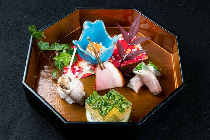 旬の野菜を使った前菜メニューで、季節の到来を感じてもらう