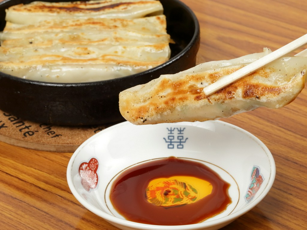 熱々、ジューシー。具にひと工夫ありの看板メニュー『鉄鍋餃子』