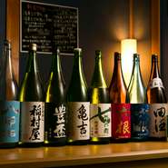 地元でもなかなか手に入りにくい銘酒がずらり。竹浪酒造店『七郎兵衛』、齋藤酒造店『六根（ろっこん）』をはじめ、『豊盃』『田酒』のレアなお酒も取り揃え。青森の地酒を堪能するのに、格好の一軒です。