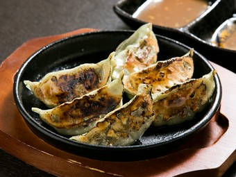 やみつきになる旨さ『青森県産にんにく使用の国産黒豚餃子』