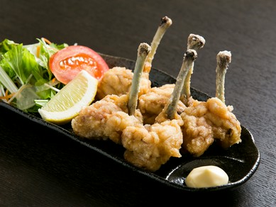 サクッと揚げて、自家製甘ダレに漬け込む『鶏からチューリップ』