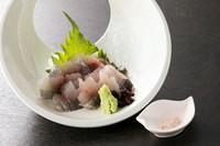 津本式の技術を伝授した職人による、ほいど家仕立ての熟成魚です。
たたき・なめろうにも調理致します。