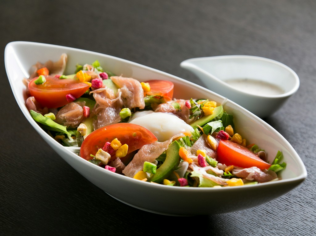 旬の地物鮮魚、黒石産の自然農法の野菜、田子産にんにく