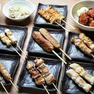 15品から最大86品まで、バラエティ豊富な焼き鳥＆串焼きの食べ放題を楽しめる【鳥放題】。制限時間いっぱい焼きたて串焼きを堪能あれ。飲み放題も用意されていて宴会にもおすすめです。