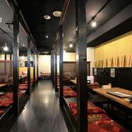 女性でも気軽に利用しやすいカジュアルな雰囲気。メニューも焼き鳥だけでなくサラダ・創作メニューと多種多様なため女子会での利用にも最適です。