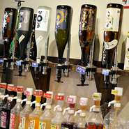 ドリンクコーナーにズラリと並ぶボトルの数々。アルコール飲み放題では各自グラスに思い思いに注ぐことができます。ソフトドリンクのみのコース含め、飲み放題コースも3種類用意されています。