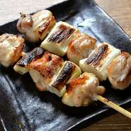 これぞ焼き鳥の王道と呼ぶべきねぎま串。世代問わず根強い人気を誇るメニューのため、注文に迷ったときにも心強い存在です。