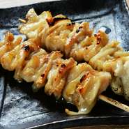 皮のみを存分に楽しめる皮串は、パリパリとジューシーの2種類を用意。香ばしさと脂の旨み、どちらをとっても美味しさは間違いなし。