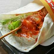 鶏肉と瑞々しい野菜をトルティーヤ生地に包んだ片手サイズの創作メニュー。特製ダブルソースの甘酸っぱいハーモニーがたまりません。