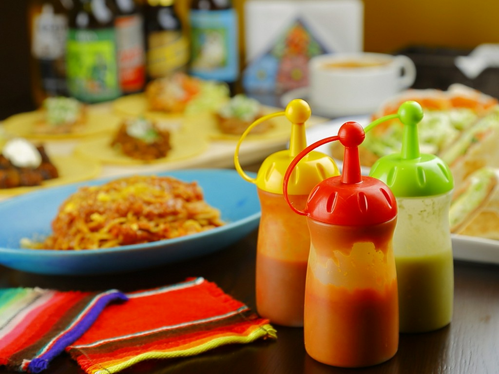 初めて出合う料理も多数。シェアしてワイワイ楽しく味わって！