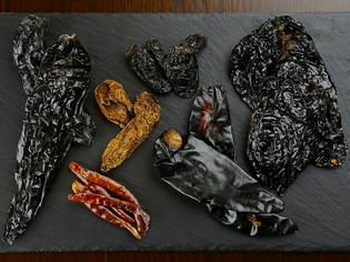 メキシコ産の乾燥唐辛子7種、生唐辛子2種で本物の味をつくる