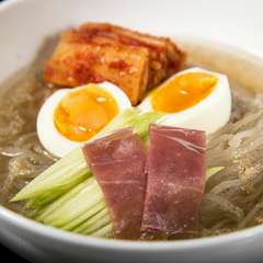 肉を食べる喜びがつまる皿が多数！　野菜料理や麺＆ご飯物も充実