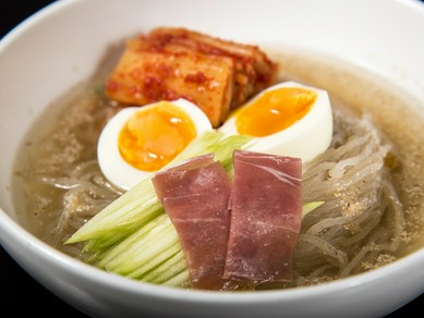 肉を食べる喜びがつまる皿が多数！　野菜料理や麺＆ご飯物も充実