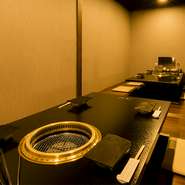 落ち着いて憩える個室があり、間仕切り調整で最大20名様が一堂に会せます。ご予算8000円～のコースは、和牛レア炙り・熟成焼肉・旬菜など多彩な皿が登場し、皆様が大満足! 詳細はお電話で承ります。