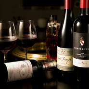 フランス産＆イタリア産ワインが豊富。なかでも重厚感がある赤が充実し、自慢の和牛レア炙りや熟成焼肉との相性がぴったりです。記念日ディナーなどに華やかさを添えるスパークリングワインもご用意しています。