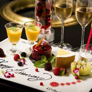 極上肉を満喫できるコースは、お誕生日や結婚記念日のアニバーサリーディナーにも人気。記念日にご利用の方には、写真のようなプレートが付く『記念日コース』1名様1万円(2名様～)をご提供。詳細はご予約時に。