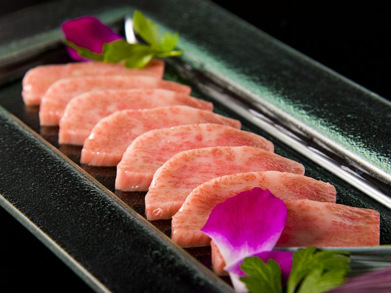 まさに肉の芸術! 旨さにとろける『和牛特選サーロインの炙り』