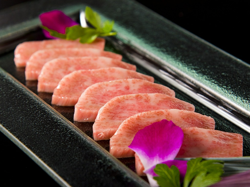 まさに肉の芸術! 旨さにとろける『和牛特選サーロインの炙り』