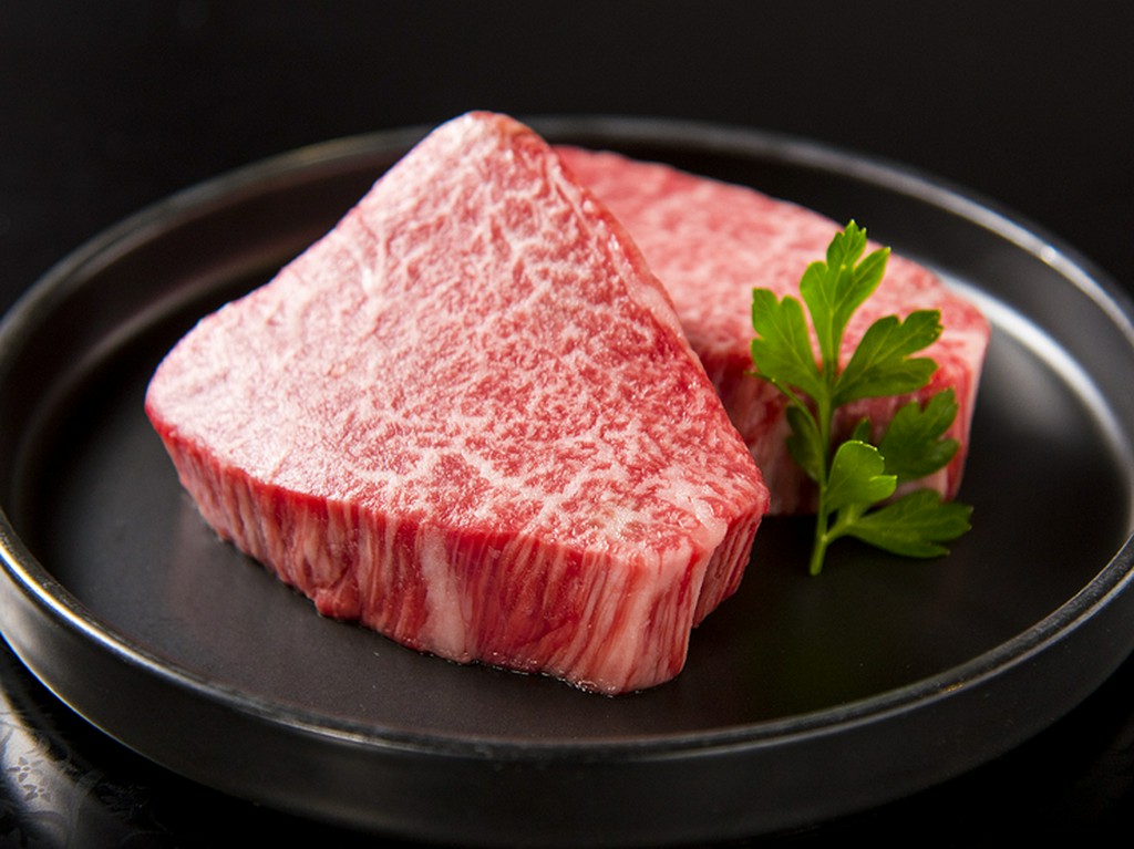 ベスト・オブ・ベスト。熟成肉の旨みにうなる『和牛特選ヒレ（写真は2人前）』
