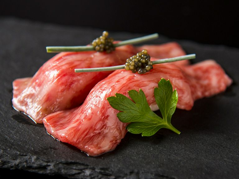 リピーター続出! 和牛サーロインを贅沢な握りで堪能『肉寿司』