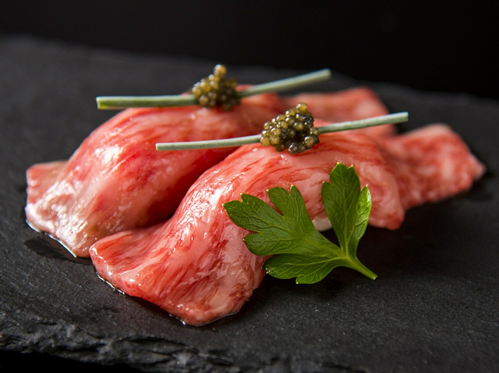 リピーター続出! 和牛サーロインを贅沢な握りで堪能『肉寿司』