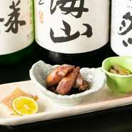 日本酒は地酒を中心に各種取り揃えています。お酒をますますおいしくする、鮮魚などを使った日替わりのお通しも楽しみです。写真は左から『鯛味噌漬け、ホタルイカ、つぶ貝』。