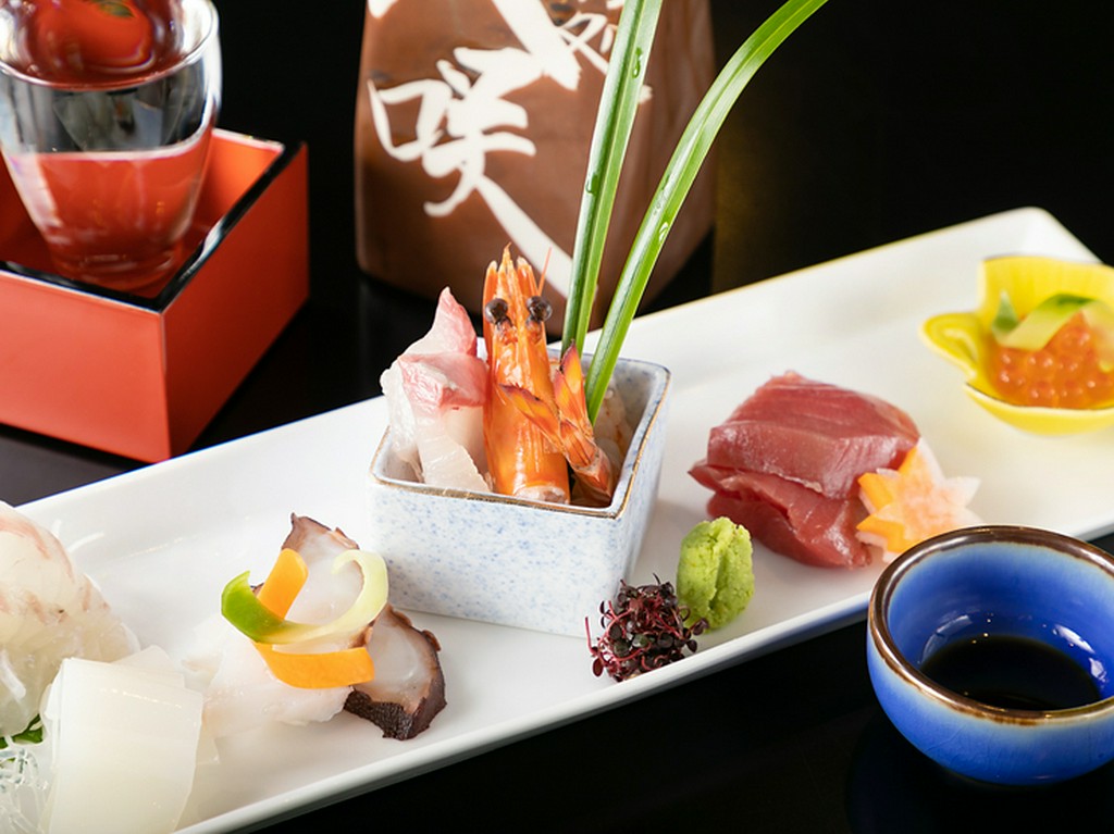 瀬戸内の旬肴や、まぐろなど魚市場直送の鮮魚が常時5～6種入る『お造り盛り合せ』