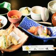 刺身2種・天婦羅・茶碗蒸し・小鉢2種・白飯・お新香・味噌汁