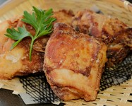 二度揚げしていますのでお時間かかります。鶏モモ肉一枚使用。４切れ。