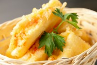 外はカリカリ、中はトロトロの食感がたまらない特製メニュー『明太子とモッツァレラのはさみ揚げ』