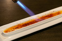 シェフが30年前にパリで食べて衝撃を受けた味に、さらに独自の改良を重ねた『炙りクリームブリュレ』